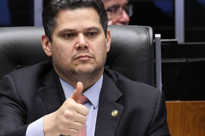 Alcolumbre sugere “melhorar” 6x1 e quer passar PEC por comissões
