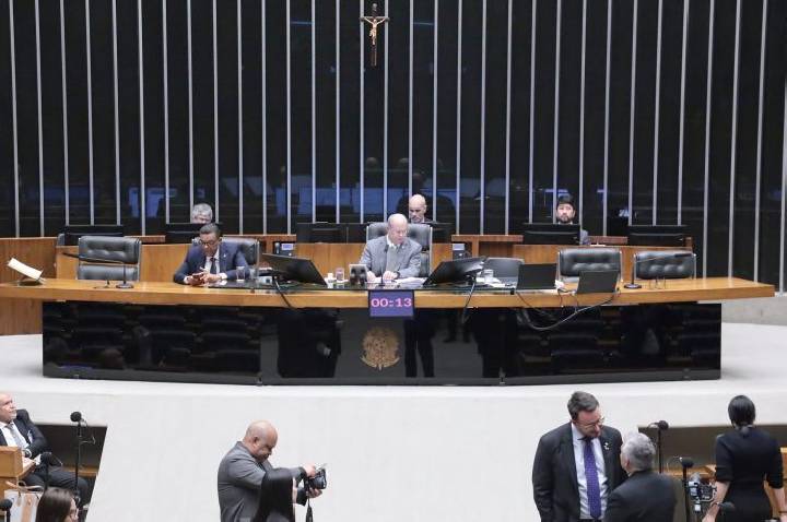 Deputados aprovam regime de urgência para 12 projetos; acompanhe