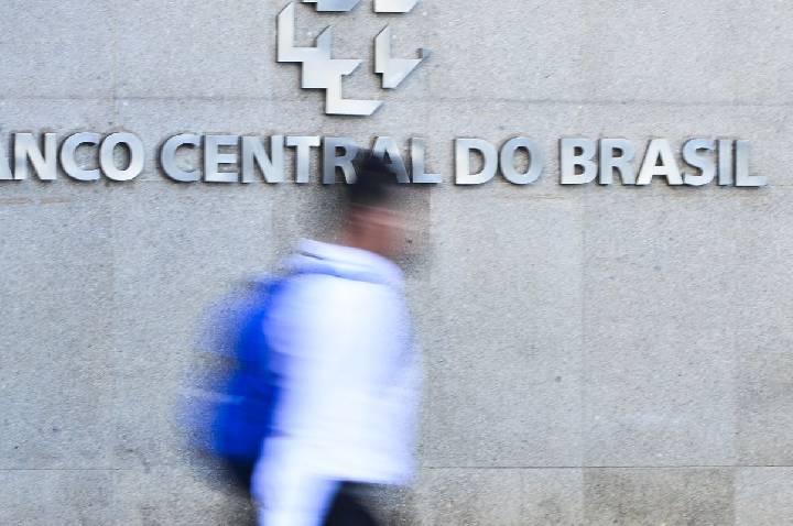 Juros elevados mantêm pressão sobre endividamento das famílias