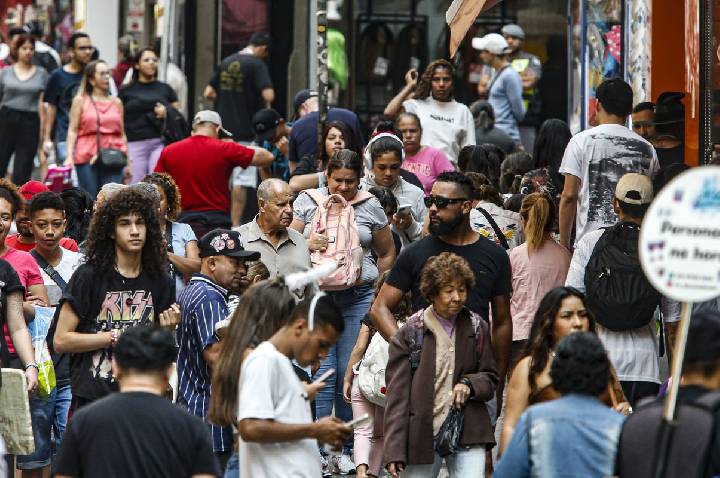População no Brasil cresce em ritmo menor e está envelhecendo