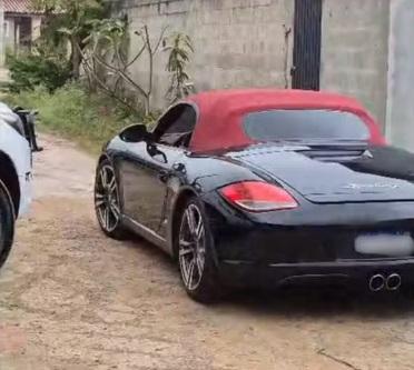 Gaeco apreende carro de luxo e prende suspeitos durante operação de combate ao tráfico interestadual de drogas