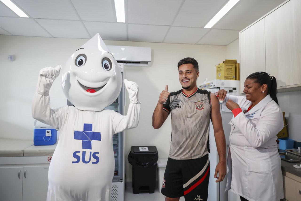 Jogadores do Paulista de Jundiaí dão exemplo e recebem vacina contra a gripe