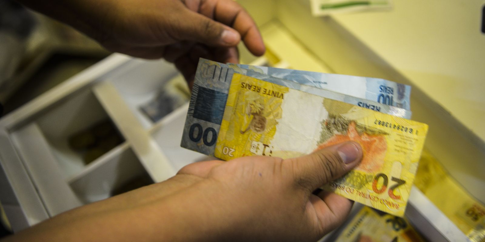 Governo propõe salário mínimo de R$ 1.717 em 2027